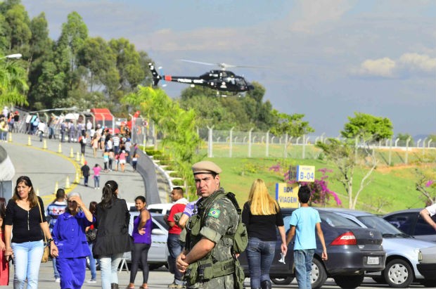 Exército e Aeronáutica realizam um simulado da chegada do Papa Francisco a Aparecida, tudo para garantir a segurança do pontífice na cidade (Foto: NILTON CARDIN/SIGMAPRESS/ESTADÃO CONTEÚDO)