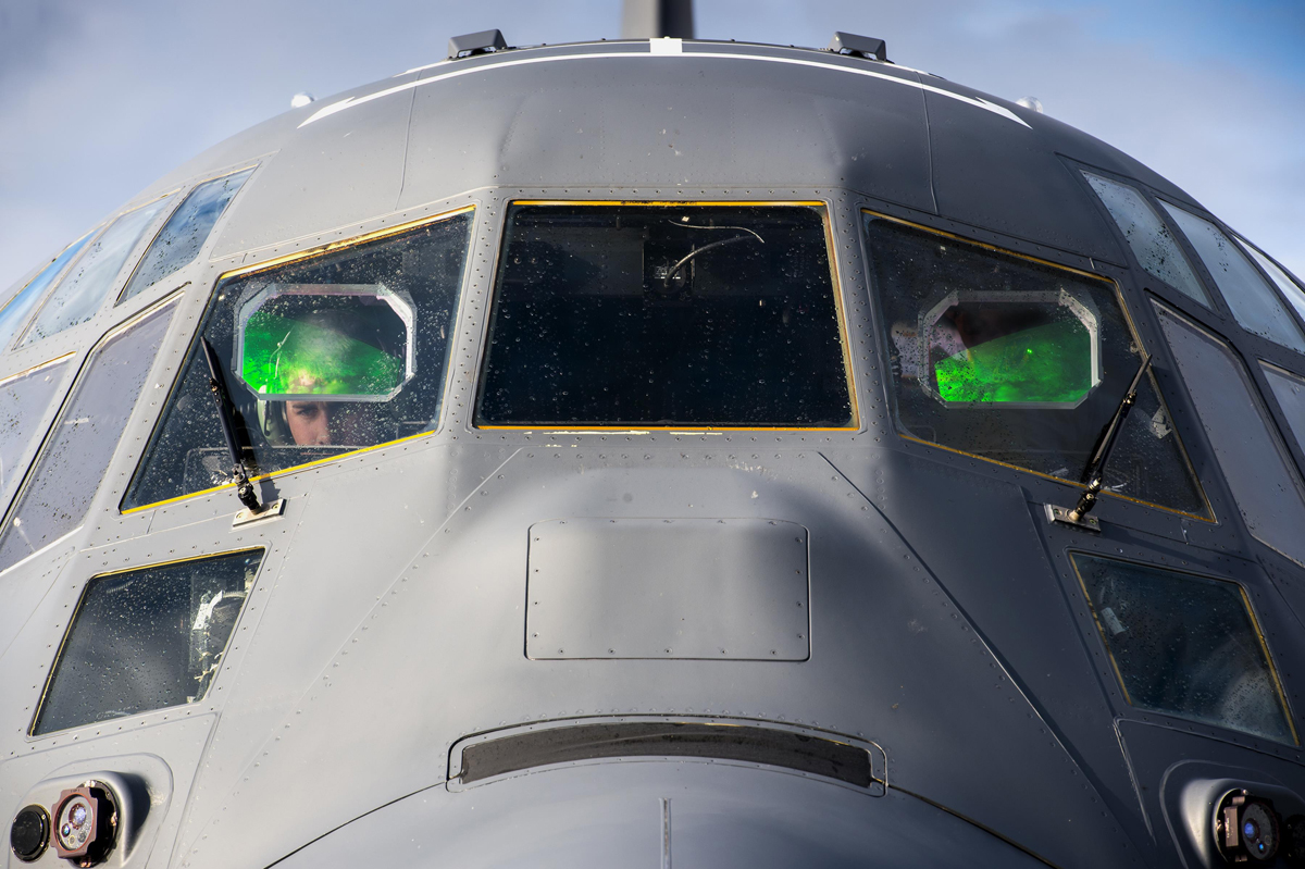 O C-130J foi a primeira aeronave com certificação civil da FAA a empregar o HUD como tela primária de voo. FOTO: USAF
