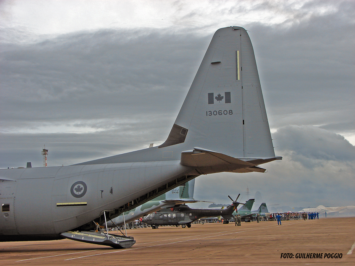 Na foto acima um CC-130J da Força Aérea Canadense estacionado na Academia da Força Aérea em Pirassununga. Observar a área preta na base da deriva. Ela é integrante do sistema anti-gelo da aeronave. O dispositivo foi instalado na após descobrir, durante os ensaios em voo, que o fluxo de ar sobre as asas alterava o processo de formação de gelo nas superfícies da aeronave. FOTO: Guilherme Poggio