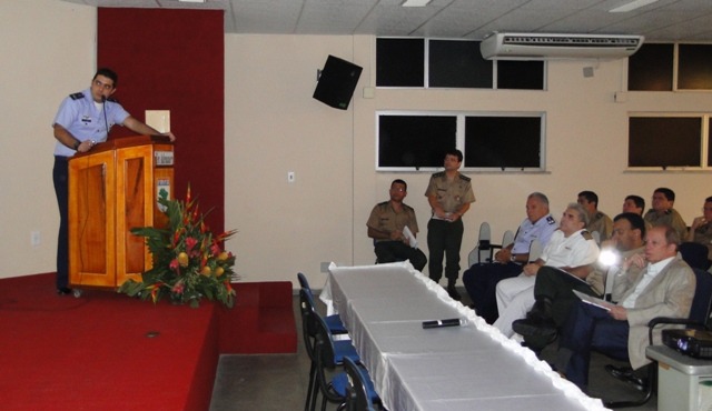 2º Ten Med Góes proferindo a palestra