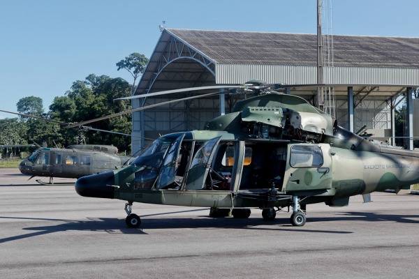 Helicópteros da FAB e do Exército em Base Aérea