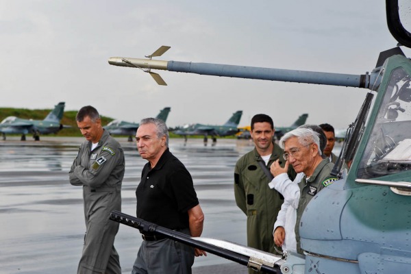 Michel Temer e Celso Amorim conhecem aeronaves