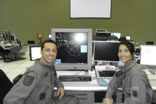 Sargentos Vaine e Bárbara felizes