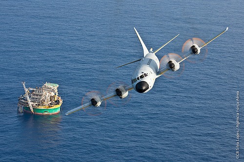 P-3AM em voo no litoral brasileiro