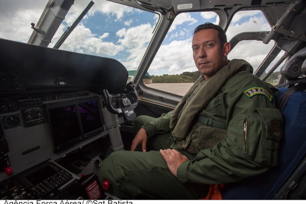 Tenente Guilherme elogia o avião SC-105 Amazonas
