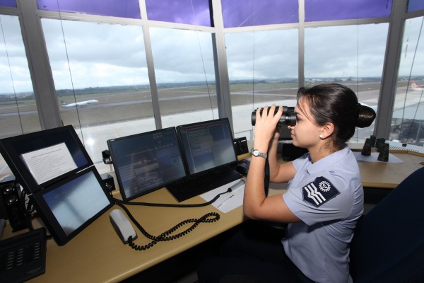 Militar da FAB atua no controle do espaço aéreo  Cabo Silva Lopes / Agência Força Aérea