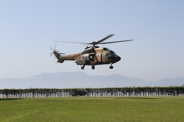 Helicóptero sobrevoa próximo ao complexo de usinas de angra para que os técnicos Sargento Rocha/ III COMAR 
