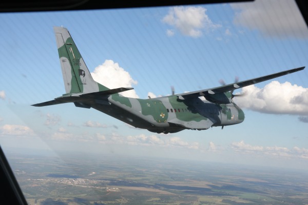 C-105 se aproxima de outro, em voo Ten Humberto / Agência Força Aérea