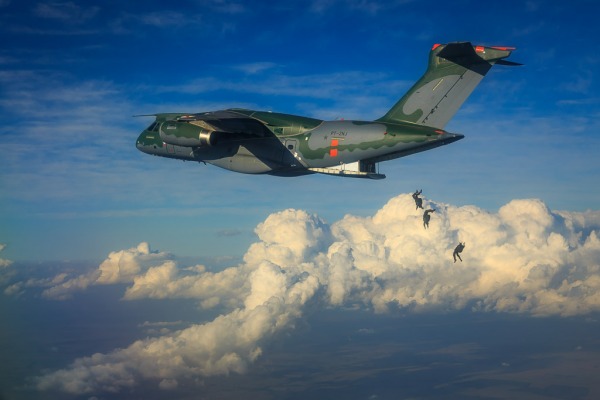 Cargueiro militar KC-390: Primeiro teste de emprego militar – Lançamento de paraquedistas
