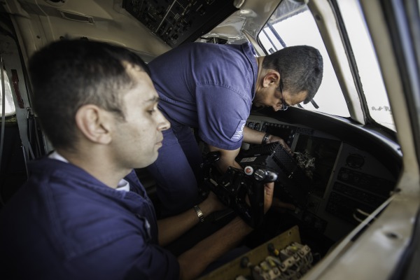 Equipe de manutenção realiza ajustes na aeronave