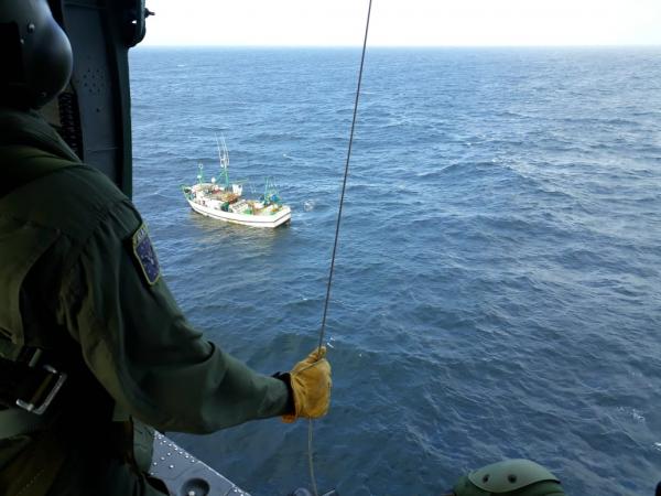 FAB resgata pescador na costa gaúcha