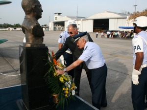 Aposição de flores no busto de Eduardo Gomes