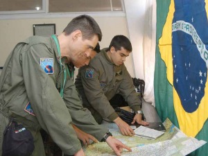 Oficiais do 3°/10° GAV planejam a próxima missão
