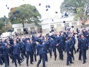 Alunos comemoram a vitória de mais uma etapa