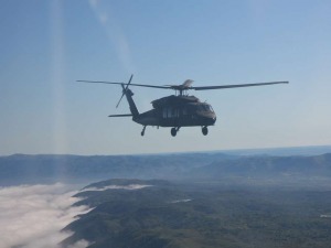Helicópteros da FAB, já próximos ao local do terremoto, partem para travessia dos Andes