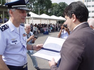 Comandante entrega Diploma de Membro Honorário