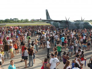 Público em torno do C-105