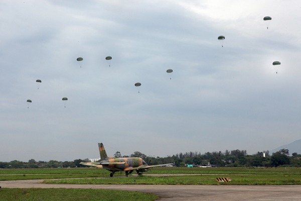 Militares da FAB e do Exército participam de missões de lançamento em aviões Bandeirante Militares da FAB e do Exército participam de missões de lançamento em aviões Bandeirante