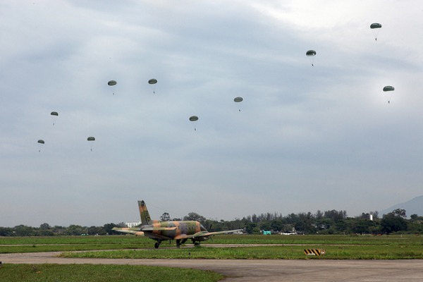 Militares da FAB e do Exército participam de missões de lançamento em aviões Bandeirante