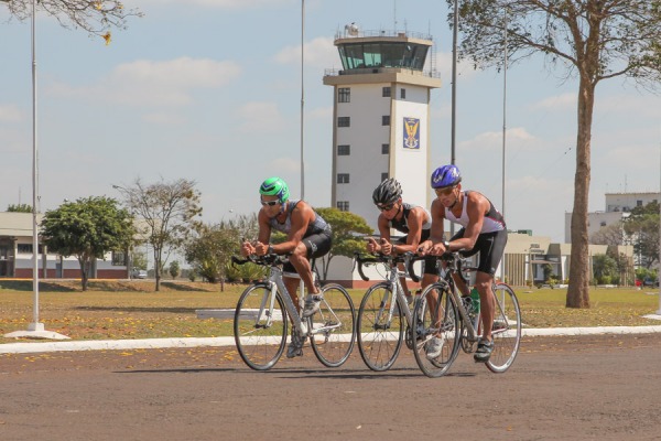 A prática de esportes ocorre diariamente durante os quatro anos dos cursos de formação nas áreas de aviação, intendência ou infantaria