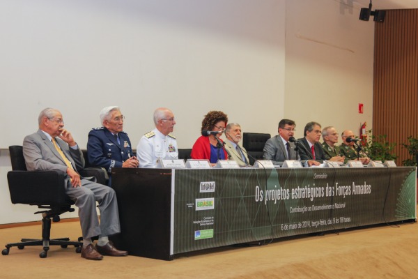 Com temas como estratégia nacional de defesa e industrialização, o simpósio reuniu parlamentares, empresários e representantes das Forças Armadas