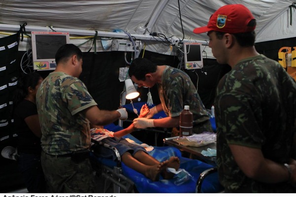 Profissionais estrangeiros compartilham experiências de atuação em conflitos recentes. Evento termina na quarta (03) com exercício simulado