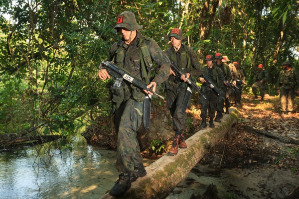 O treinamento ocorre em ambientes de montanha, mar e selva