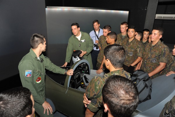 A turma, composta por 141 estudantes, também esteve no Museu Aeroespacial (MUSAL) 