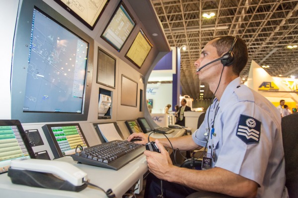A tecnologia desenvolvida no Brasil facilita o trabalho dos controladores e aumenta a segurança do espaço aéreo brasileiro