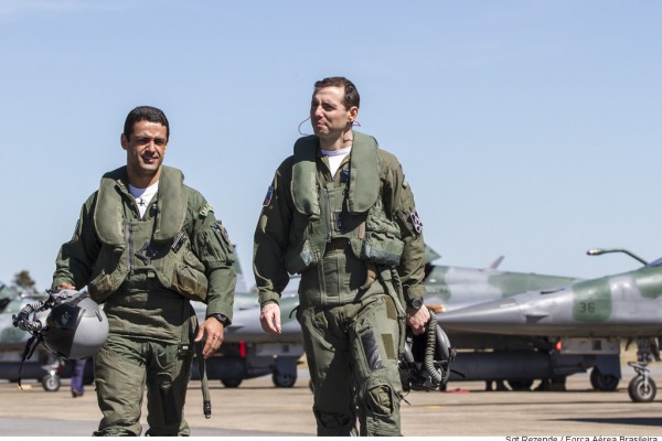 Capitães Fórneas e Gustavo participam de operação de combate aéreo na Base Aérea de Anápolis