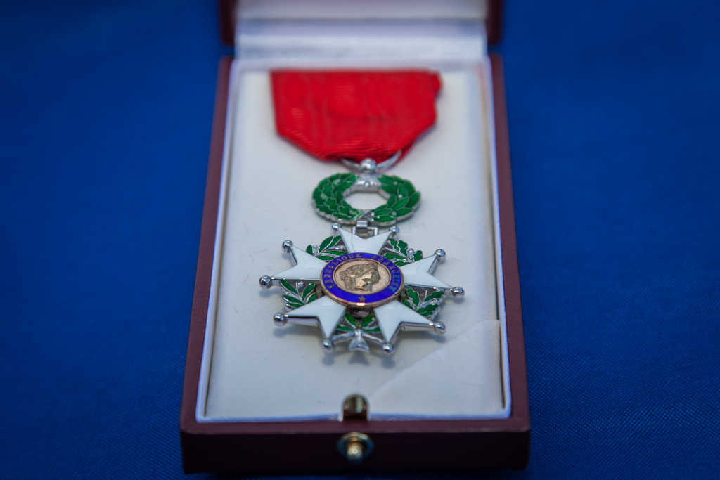 Cão das forças especiais francesas é condecorado com medalha