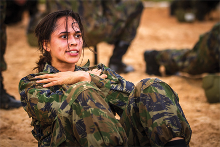 O desafio de ser uma mulher paraquedista - Força Aérea Brasileira