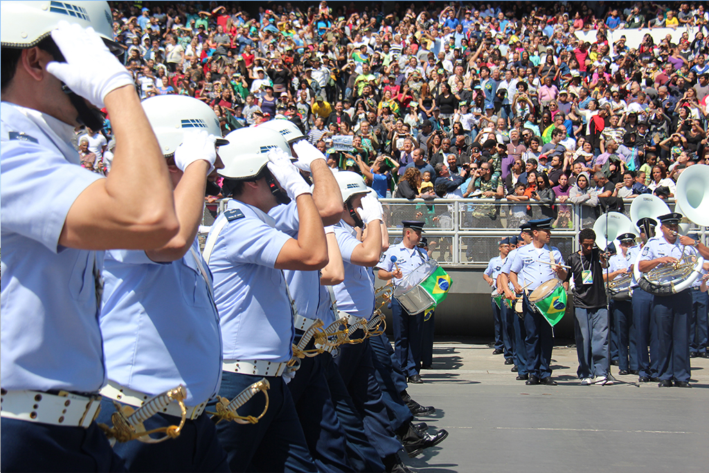 Soldado Feminino Do Exército Brasileiro Desfilando No Dia Da