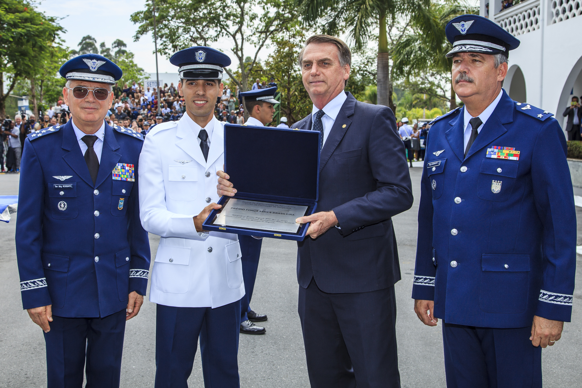 Exército Brasileiro - O 1º Grupo de Artilharia Antiaérea - Rio de  Janeiro/RJ - realiza formatura de conclusão do Estágio Básico de Sargentos  Temporários EBST 2013.