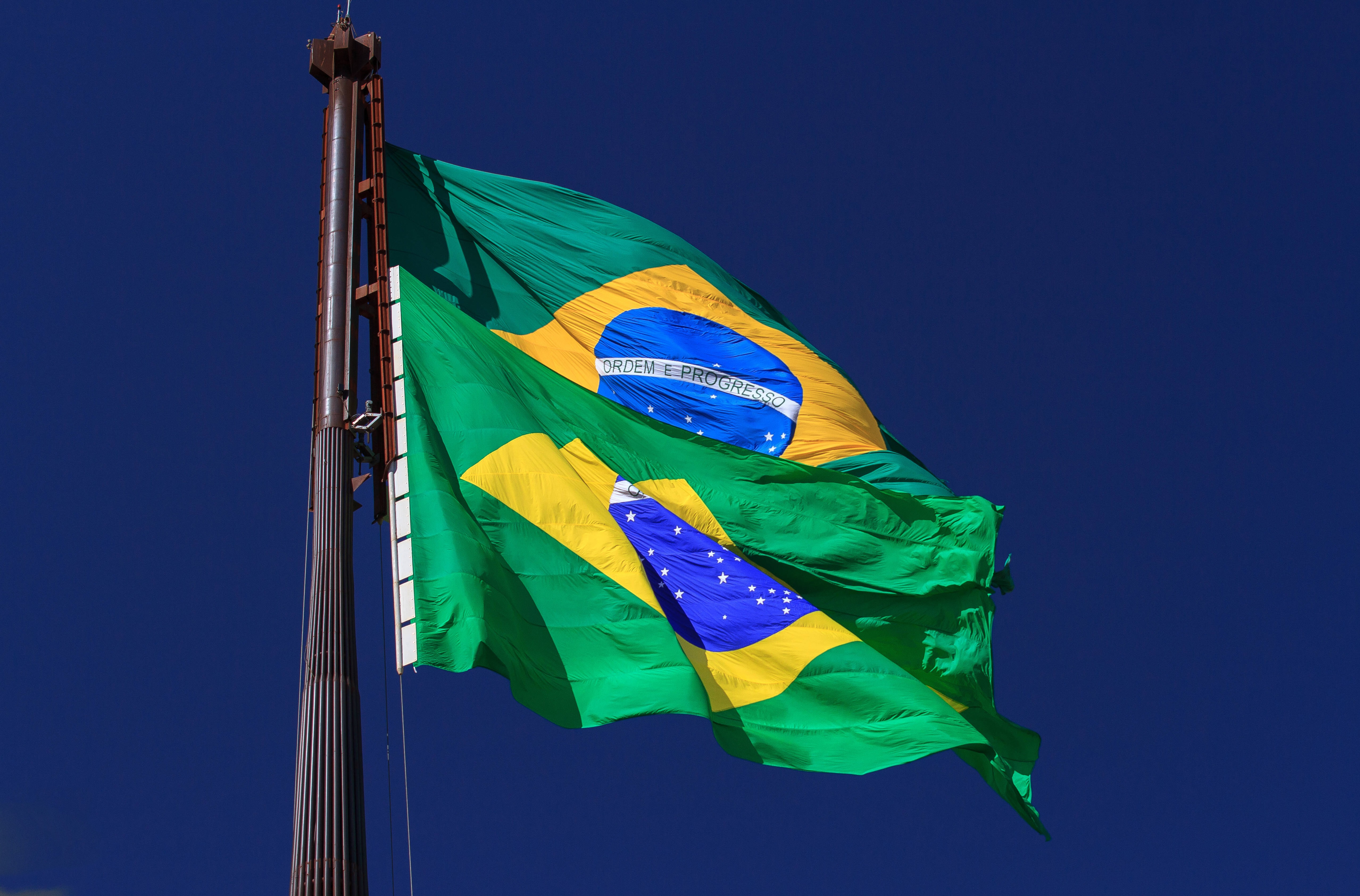 Desconhecidos substituem bandeira nacional por uma da federação