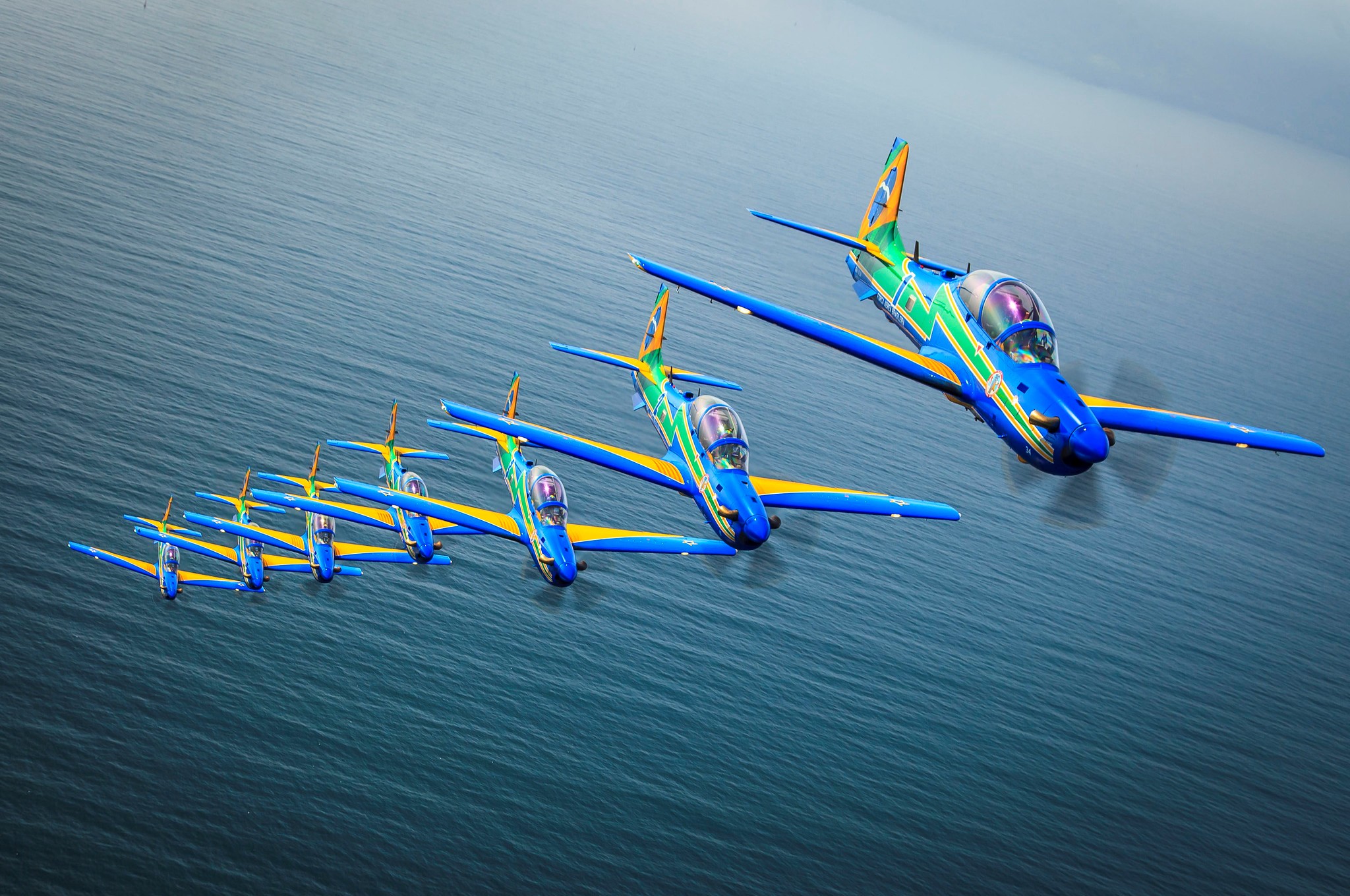 Esse voo foi lindo! Dois aeromodelos Tucano FAB voando juntos