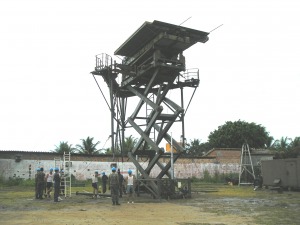 Militares do 4º/1ºGCC montando a torre do radar