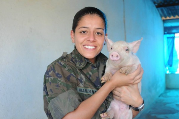 Tenente Mariana é veterinária da FAYS  Cabo Vinícius Santos / Agência Força Aérea