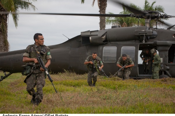 Militares do Exército desembarcam de H-60 da FAB  Sgt Bruno Batista / Agência Força Aérea