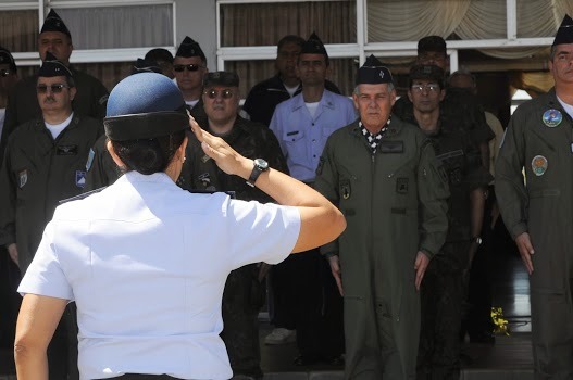 Cadetes prestam honras aos oficiais-generais  Cb Diego
