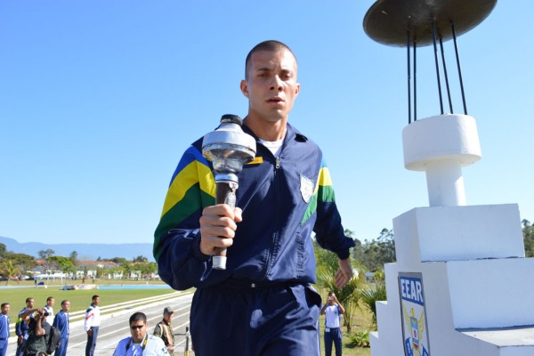 Futuro Sargento da FAB leva a Pira Olímpica  CB Renan / EEAR