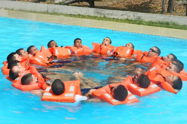 Treinamento em salvamento em mar no CLA  Soldado Gilberto/ CLA