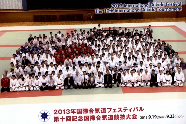 Foto oficial com os competidores do mundial de aikido  Organização do evento