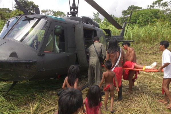 Embarque da vítima no helicóptero  Sgt Hannirson