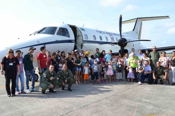 Familiares e crianças sobrevoaram Beleém a bordo do C-97 Brasília  BABE