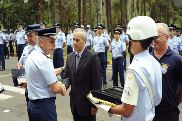 Servidores civis e militares são homenageados  IAE