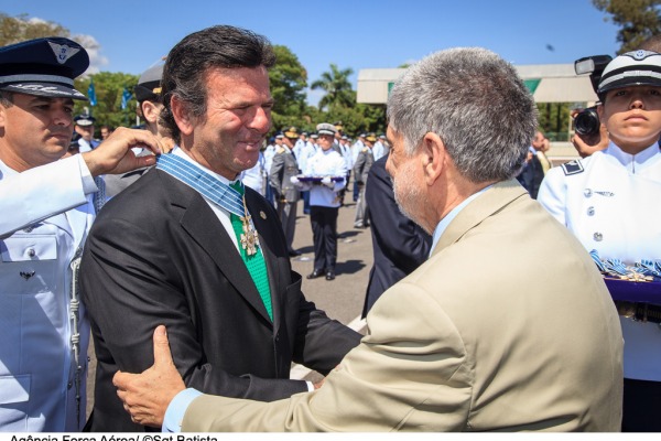 Ministro do STF, Luiz Fux, recebendo a medalha das mãos do Ministro Celso Amorim  Sargento Batista/Agência Força Aérea