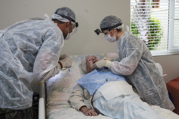 No Home Care, a equipe trabalha respeitando as condições do paciente  Sargento Rezende/Agência Força Aérea