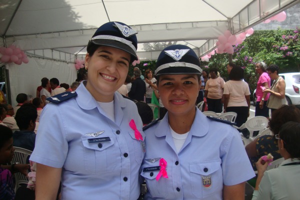 Mulheres militares apoiam o Outubro Rosa.  BASV