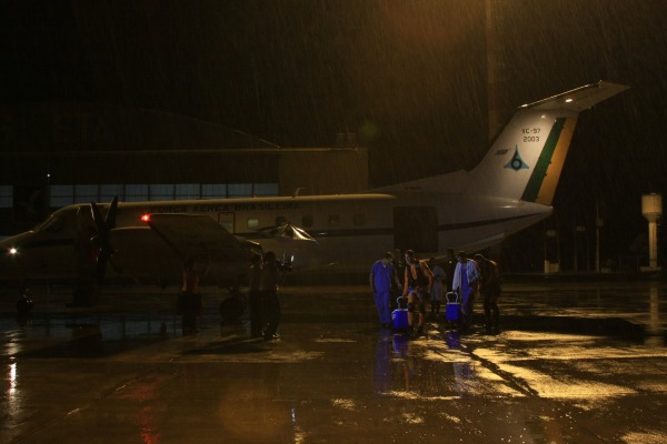 Sob chuva, coração e pulmão chegam à Base Aérea de Brasília  Cb Bispo/ VI COMAR